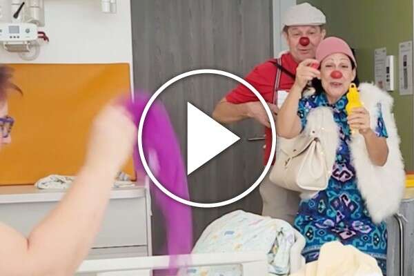 Clown Guido und Clownin Mariangela beim Betreten eines Krankenzimmers.