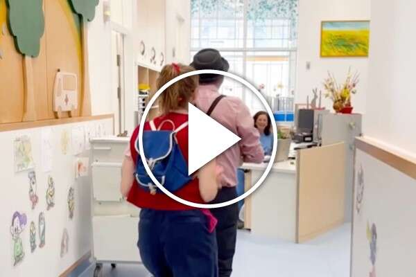 Clowns auf der Kinderstation.