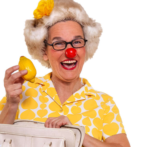 Profilbild der ROTE NAESN-Clownin Zitronella mit einer gelben Zitrone in der rechten Hand.