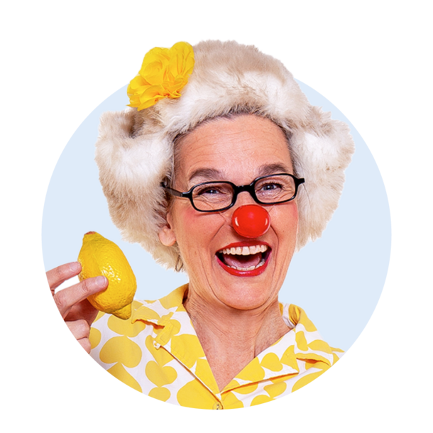 Profilbild der ROTE NAESN-Clownin Zitronella mit einer gelben Zitrone in der rechten Hand.