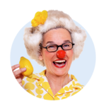 Zitronella Profilbild der ROTE NAESN-Clownin Zitronella mit einer gelben Zitrone in der rechten Hand.