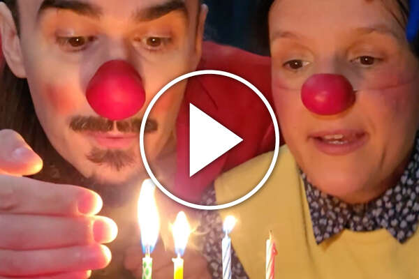 Clown Anton und Clownin Candy auf einem weihnachtlichen Video-Clip.