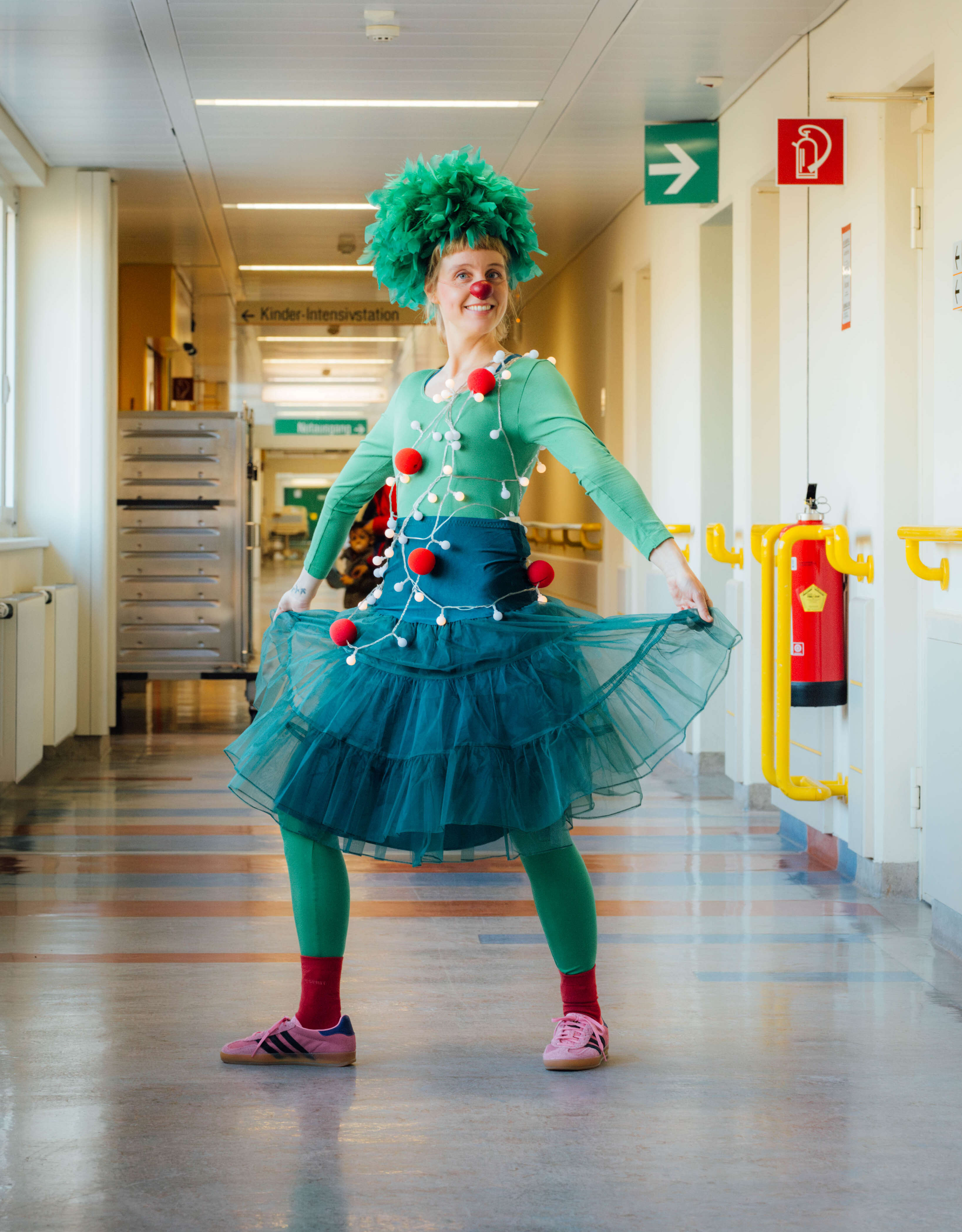 Clownin Lilo als Weihnachtsbaum in der Klinik Donaustadt in Wien