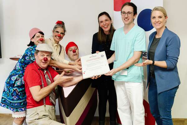 Pressefoto anlässlich des Jubiläums im Bezirkskrankenhaus Lienz mit Clowns.