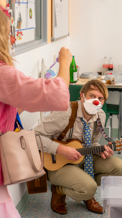 Clownin Paula und Clown Lasse mit Ukulele.