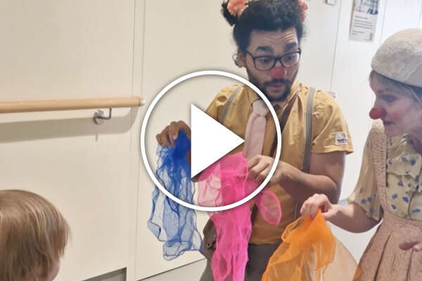 Zwei Clowns mit Jongliertüchern während eines Spitalbesuchs.