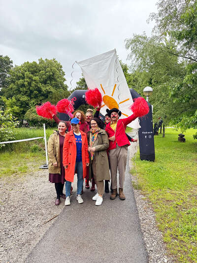 Silvia Lechner, Geschäftsführung SALK, Spitzensportlerin und Paralympicssiegerin Carina Edlinger, sowie Landesrätin Daniela Gutschi mit den ROTE NASEN Clowns.