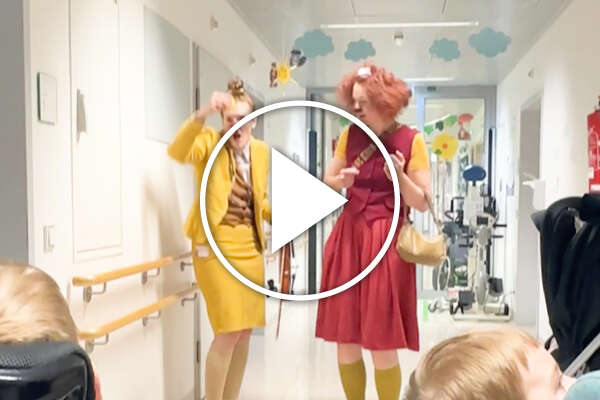 Clowninnen Josefine und Gudrun auf der Kinderneurologie im LKH Salzburg