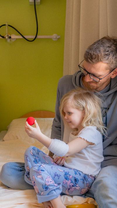 Die kleine Laila und ihr Vater.