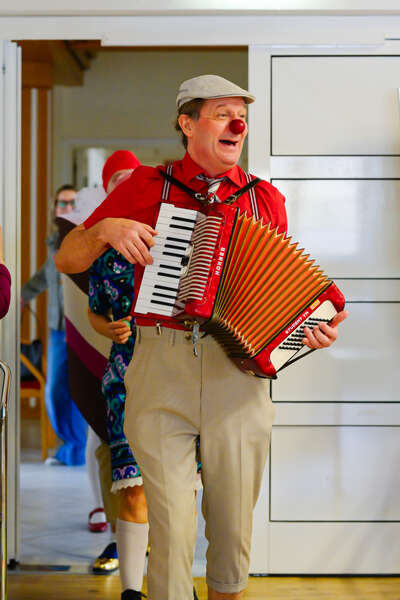 Clown Guido und Kollegin bei einer musikalischen Darbietung im Bezirkskrankenhaus Lienz.