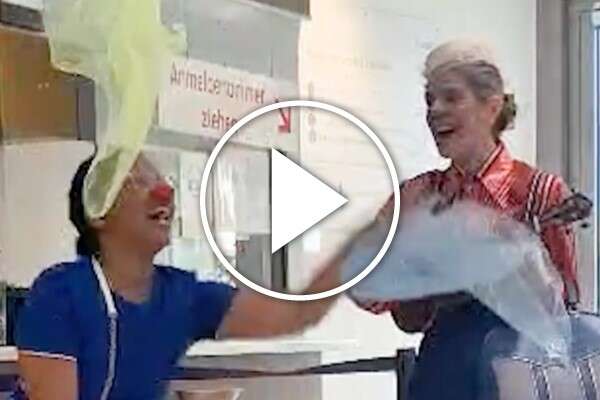 Clowns jonglieren mit Tüchern.