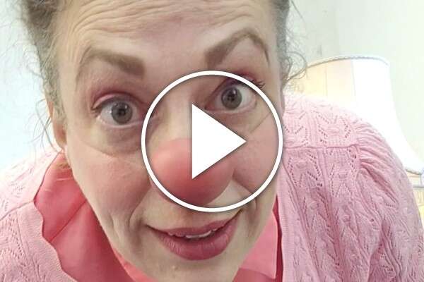 Videovorschaubild mit Playbutton von ROTE NASEN Clownin Petra.