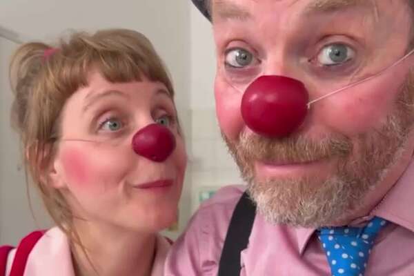 Clownin Lilo und Clown Felix singen.