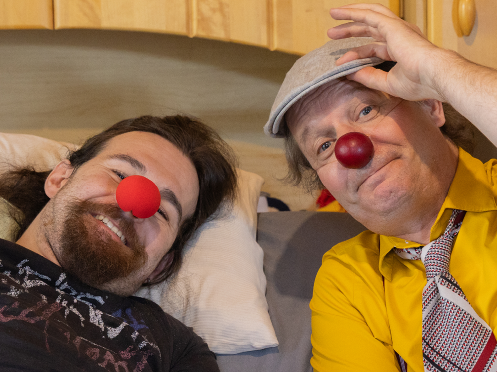 Gilbert und Clown Guido lächeln in die Kamera.