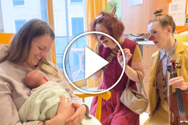 Clownin Gudrun und Clownin Josefine im LKH Salzburg mit einem kleinen Baby und seiner Mama.