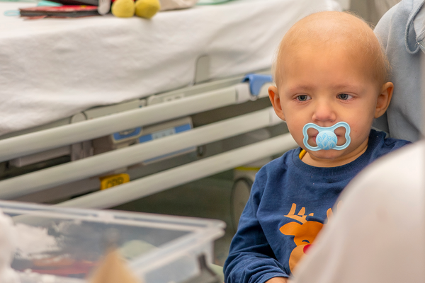 Der kleine Levi auf der Schoß seiner Mutter.