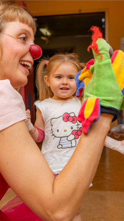 Clownin Lilo im Spiel mit einer Handpuppe und einem Mädchen.