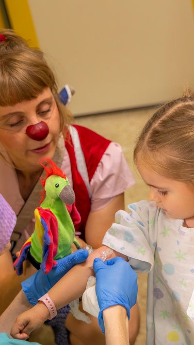Das Mädchen Leonora wird von einer Ärztin auf die Narkose vorbereitet.