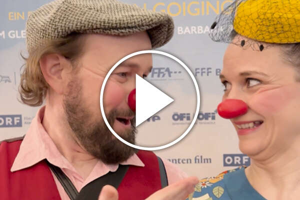 Clown Harald unterhält sich mit Clownin Graziella.