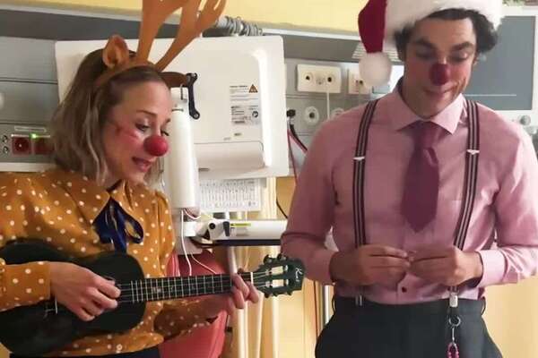 Die ROTE NASEN-Clowns Erni und Egon zu Besuch auf der Neonatologie.