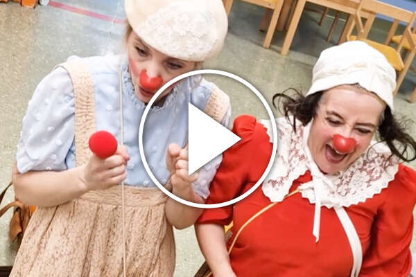 Clownin Suschi und Clownin Helga.