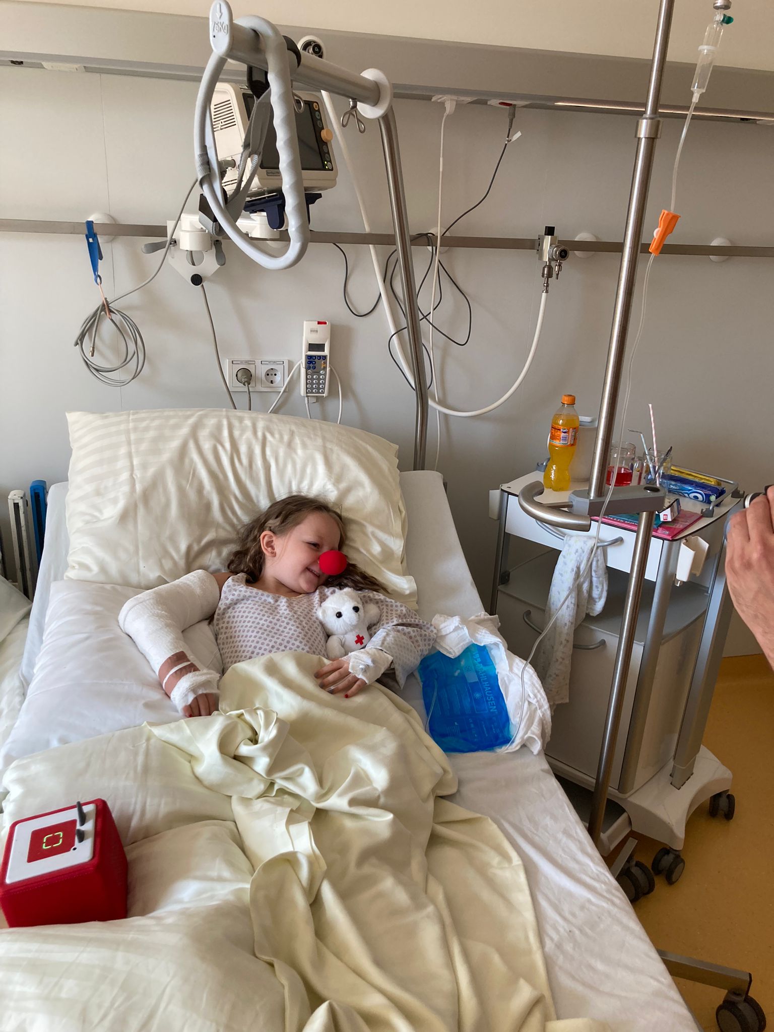 Das Mädchen Frida liegt im Krankenbett.