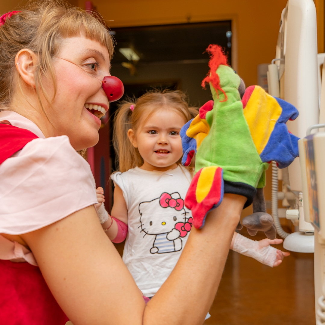 Clownin Lilo im Spiel mit einer Handpuppe und einem Mädchen.