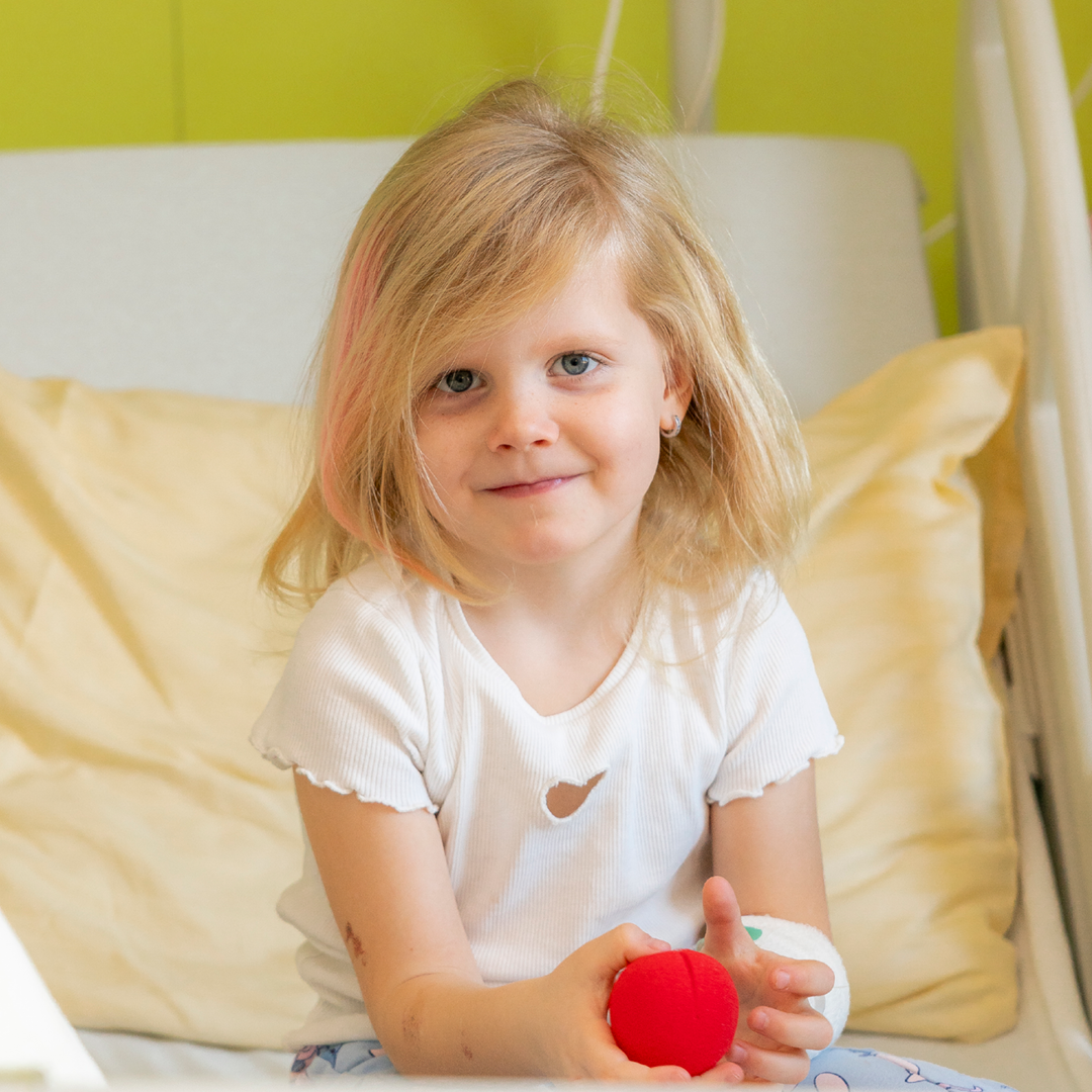 Die kleine Laila hält eine Schaumstoffnase in der rechten Hand.