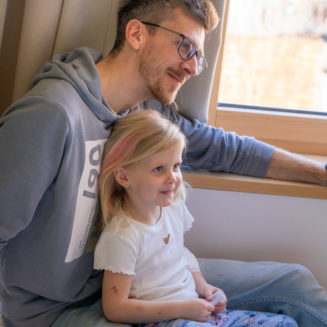 Die kleine Laila auf dem Schoß ihres Vaters.