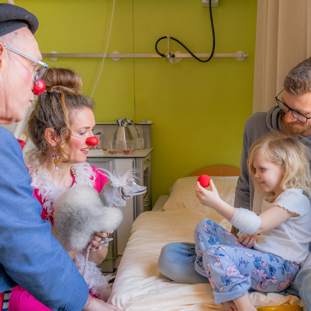 Clownin Nelly und Clown Edouard beim gemeinsamen Spiel mit Laila.