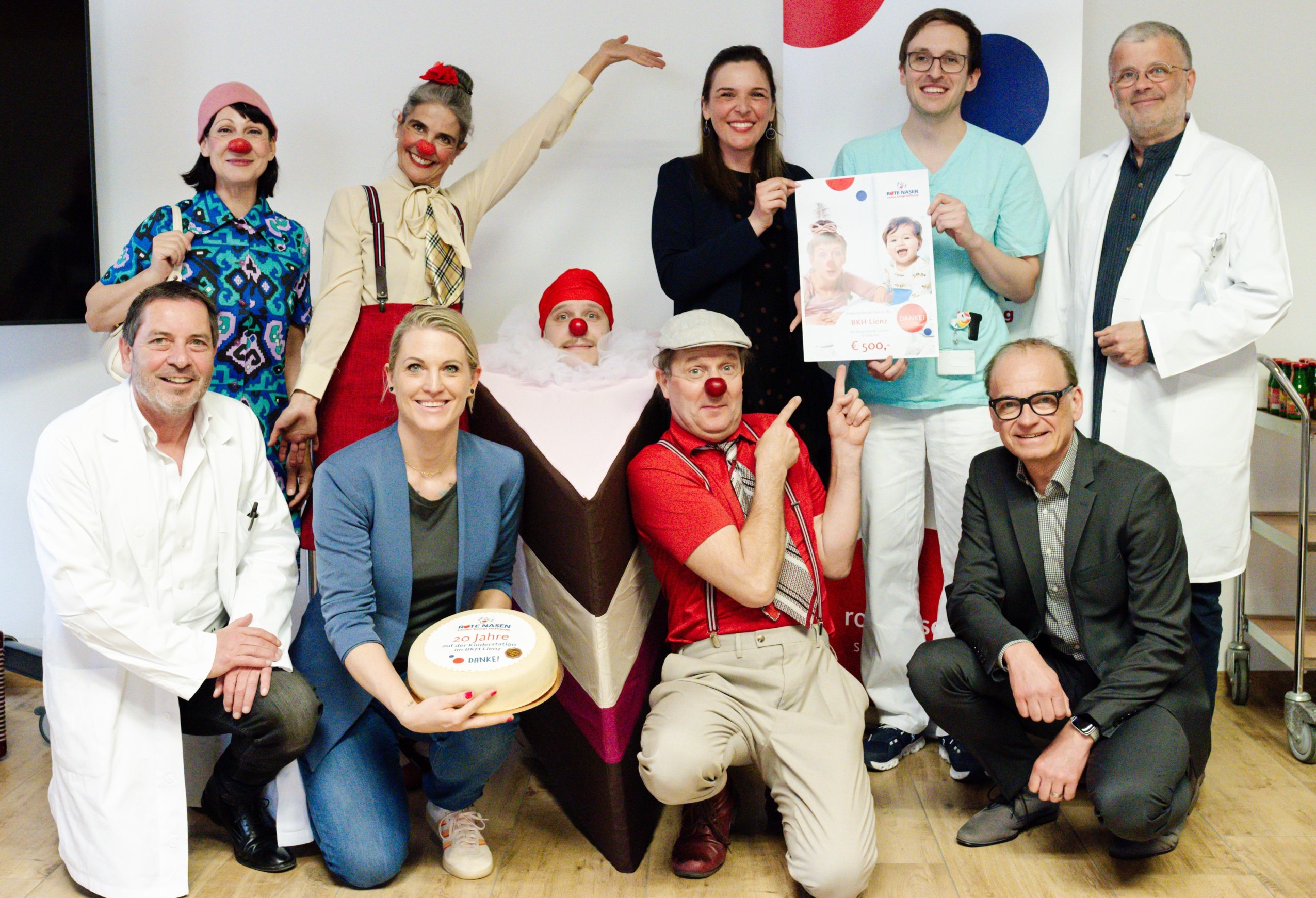 Pressefoto anlässlich des Jubiläums im Bezirkskrankenhaus Lienz mit Clowns.