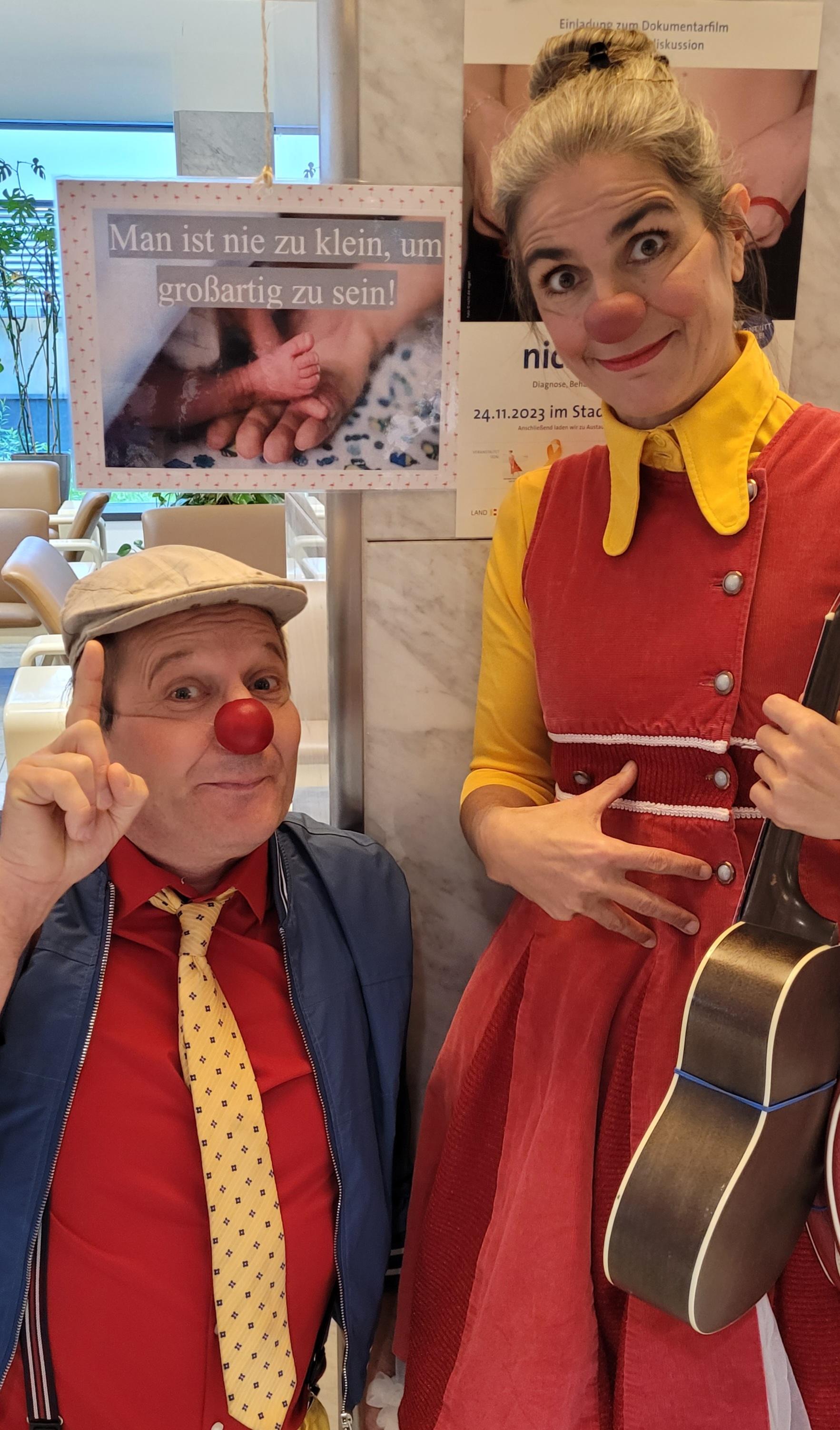 Clownin Rita mit Ukulele und Clown Albert.